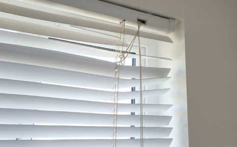 Fixing stuck window blind cord in Dallas home