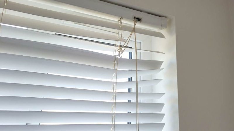 Fixing stuck window blind cord in Dallas home