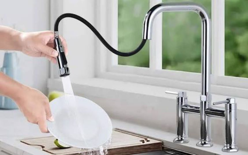 Modern kitchen sink featuring a pull-down faucet in New York (NY)