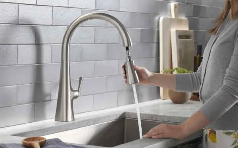 Pull-down kitchen faucet installed in a modern New York (NY) kitchen