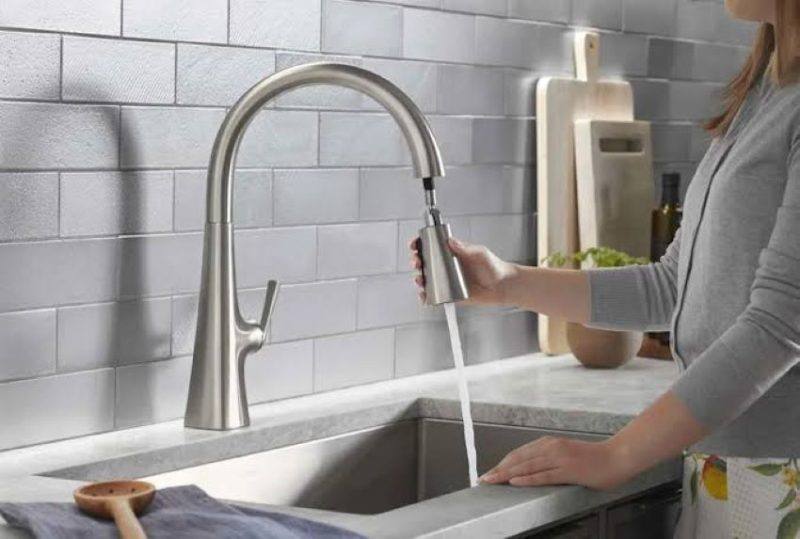 Pull-down kitchen faucet installed in a modern New York (NY) kitchen